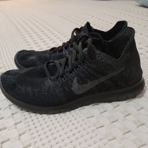 NIKE RN FLYKNIT shoes. Black/gray. Size 5.5